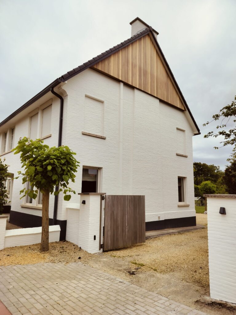 Woning na het kaleien: witte gevel met houten bekleding